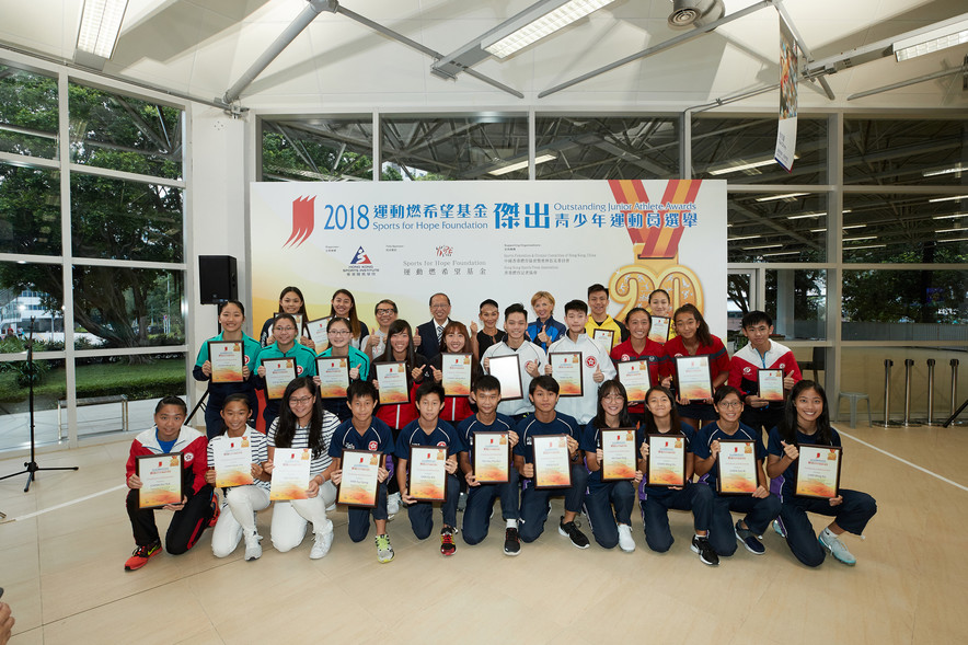 <p>Officiating guests including Miss Marie-Christine Lee, founder of the Sports for Hope Foundation (back row, 4<sup>th</sup> right); Mr Pui Kwan-kay SBS MH, Vice-President of the Sports Federation &amp; Olympic Committee of Hong Kong, China (back row, 4<sup>th</sup> left); Mr Raymond Chiu, Vice Chairman of the Hong Kong Sports Press Association (back row, 3<sup>rd</sup> left); and Dr Trisha Leahy BBS, Chief Executive of the Hong Kong Sports Institute (back row, 3<sup>rd</sup> right), took a group photo with the recipients.</p>
